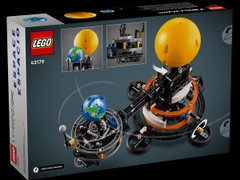Конструктор Lego Земля и Луна на орбите (42179)